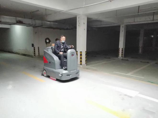 花莲小区物业保洁不用人力改用驾驶式洗地机了